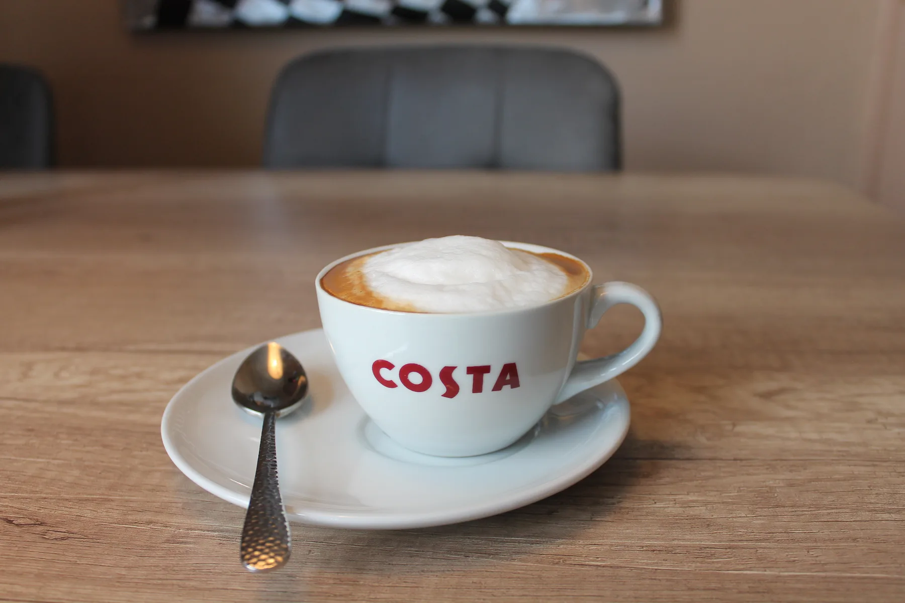 Cappuccino auf einem Holztisch im Restaurant